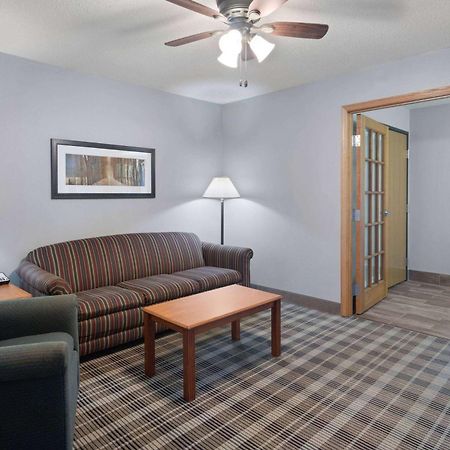 Americinn By Wyndham Stuart Bagian luar foto
