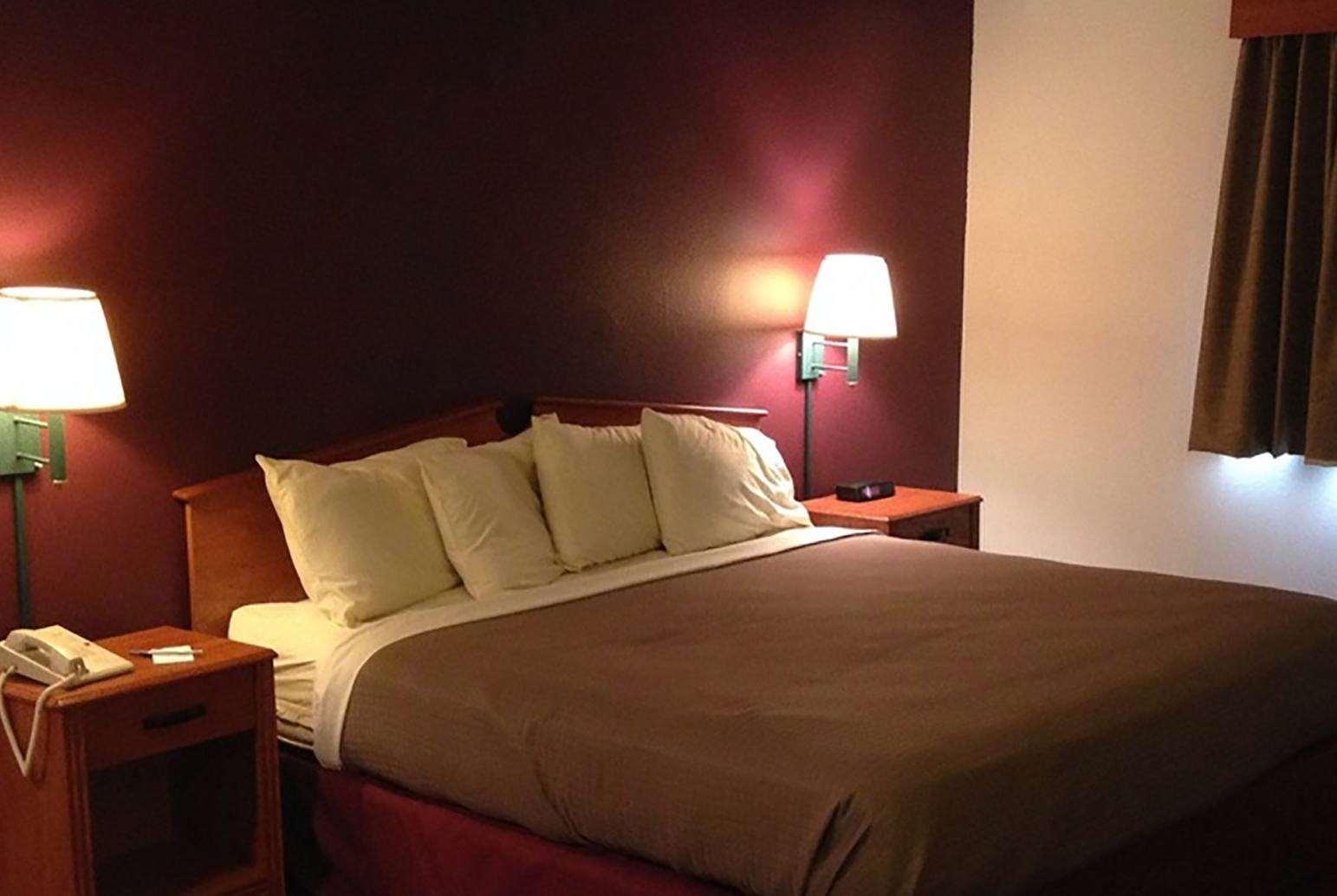 Americinn By Wyndham Stuart Bagian luar foto
