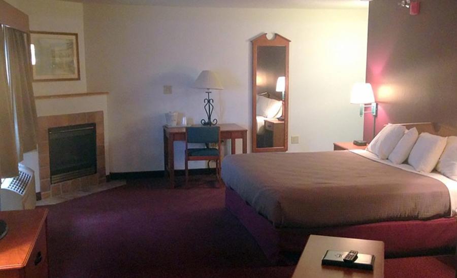 Americinn By Wyndham Stuart Bagian luar foto