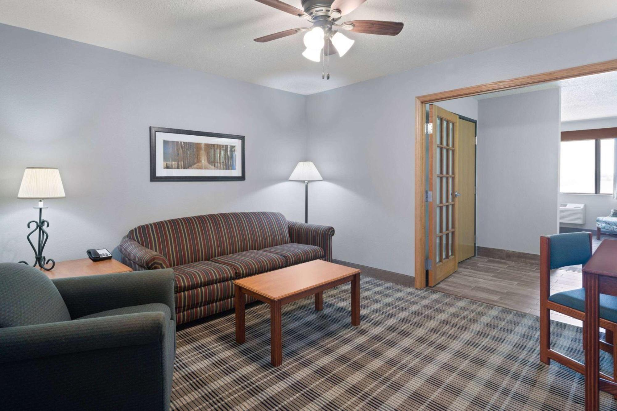 Americinn By Wyndham Stuart Bagian luar foto