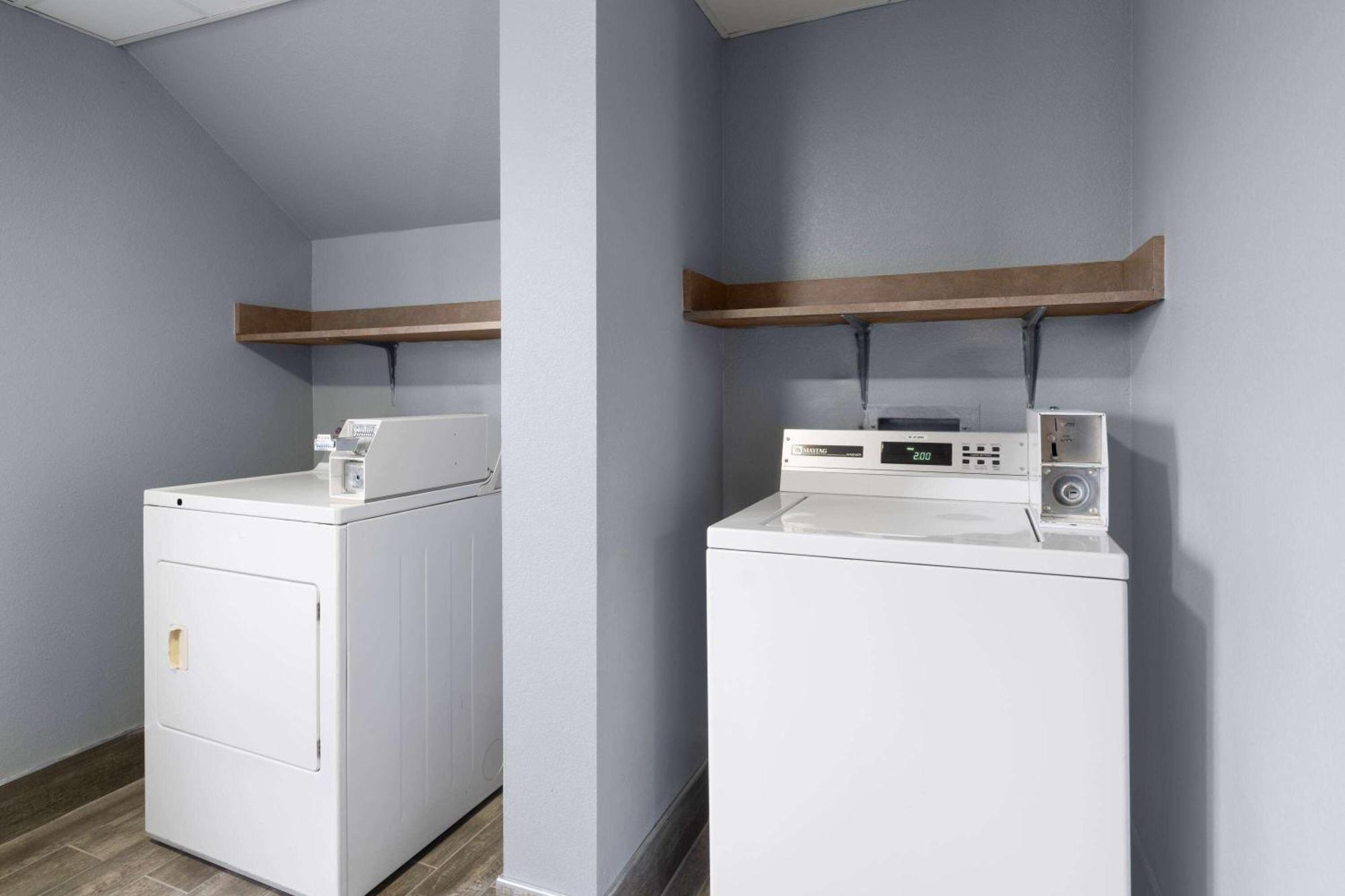 Americinn By Wyndham Stuart Bagian luar foto