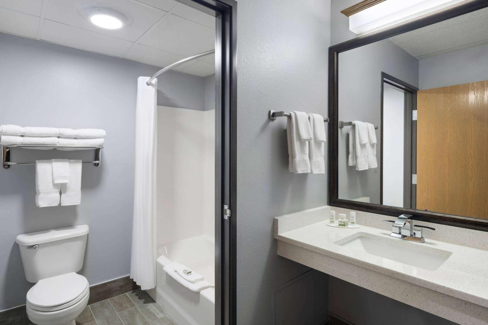 Americinn By Wyndham Stuart Bagian luar foto