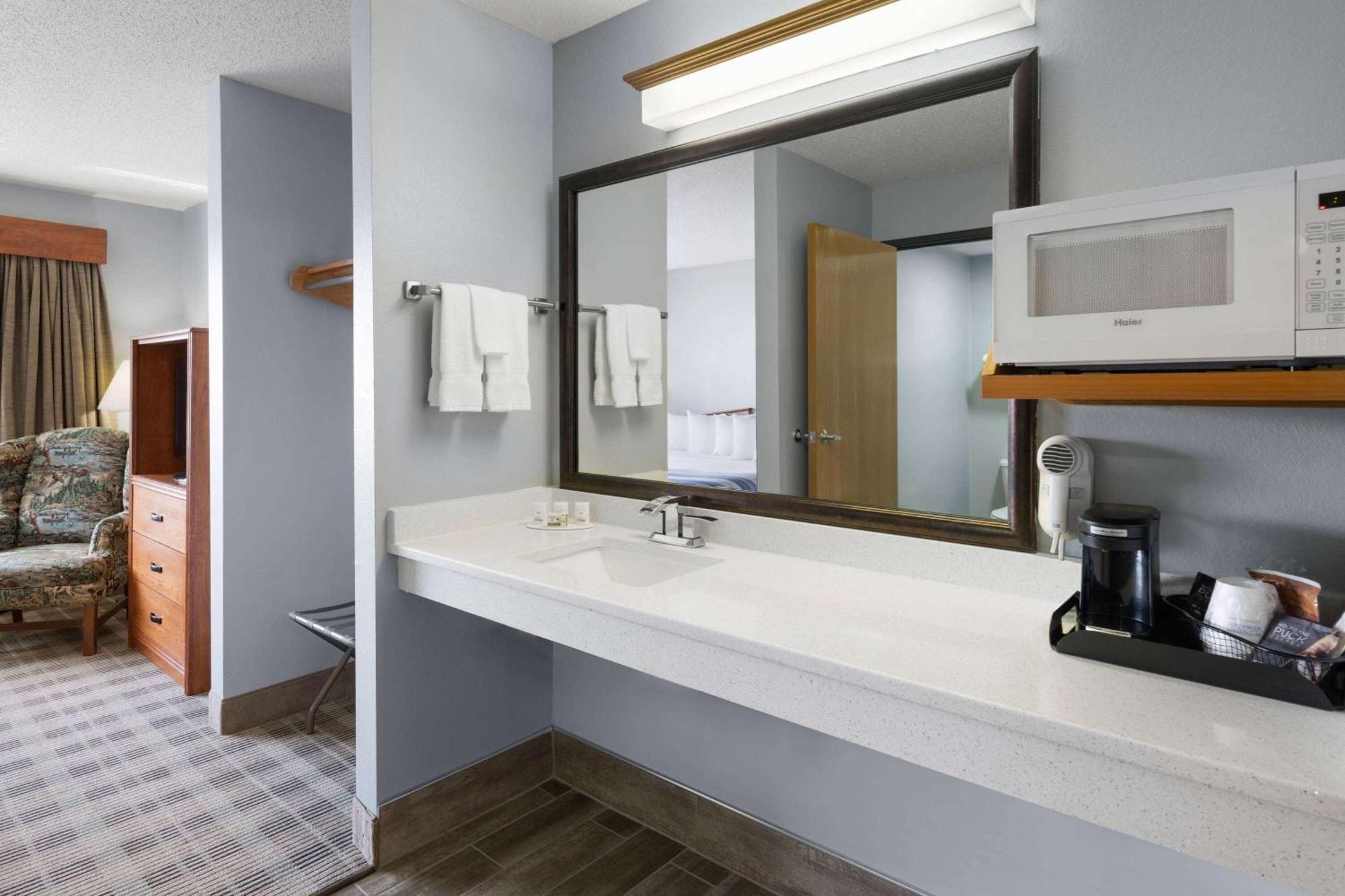Americinn By Wyndham Stuart Bagian luar foto