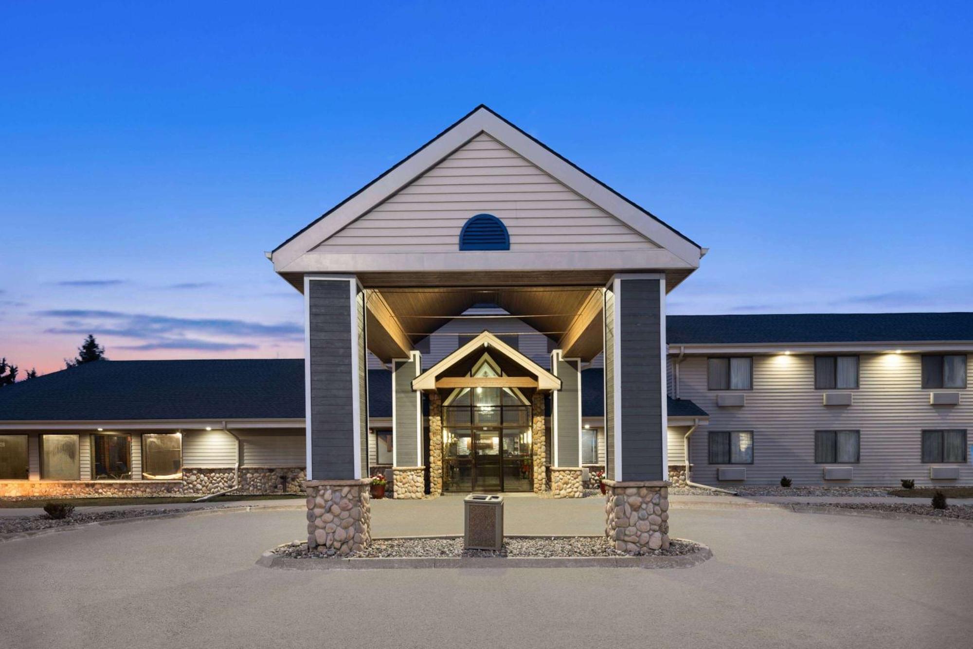 Americinn By Wyndham Stuart Bagian luar foto
