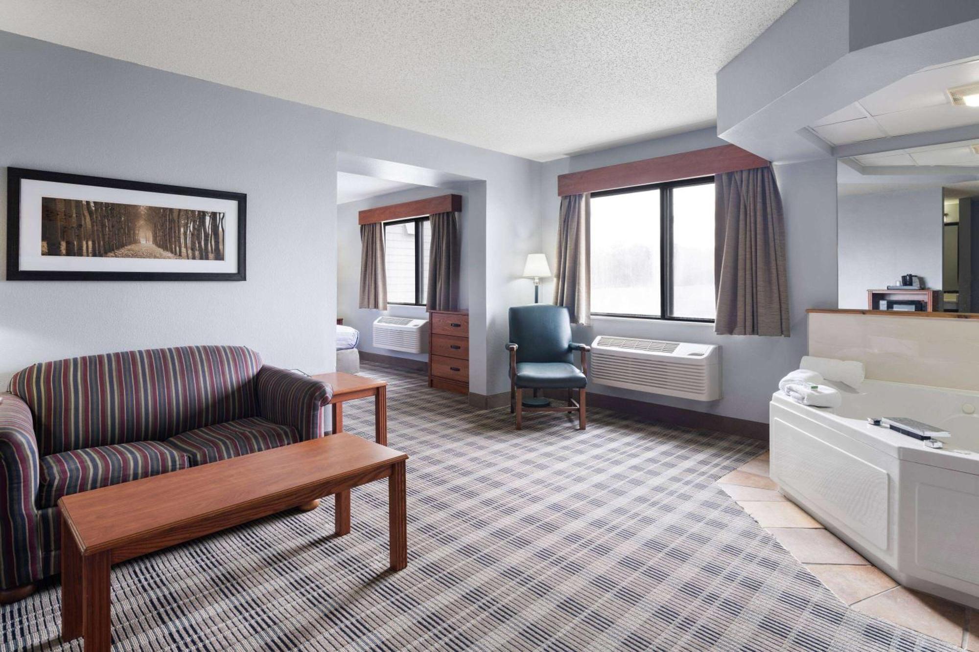Americinn By Wyndham Stuart Bagian luar foto