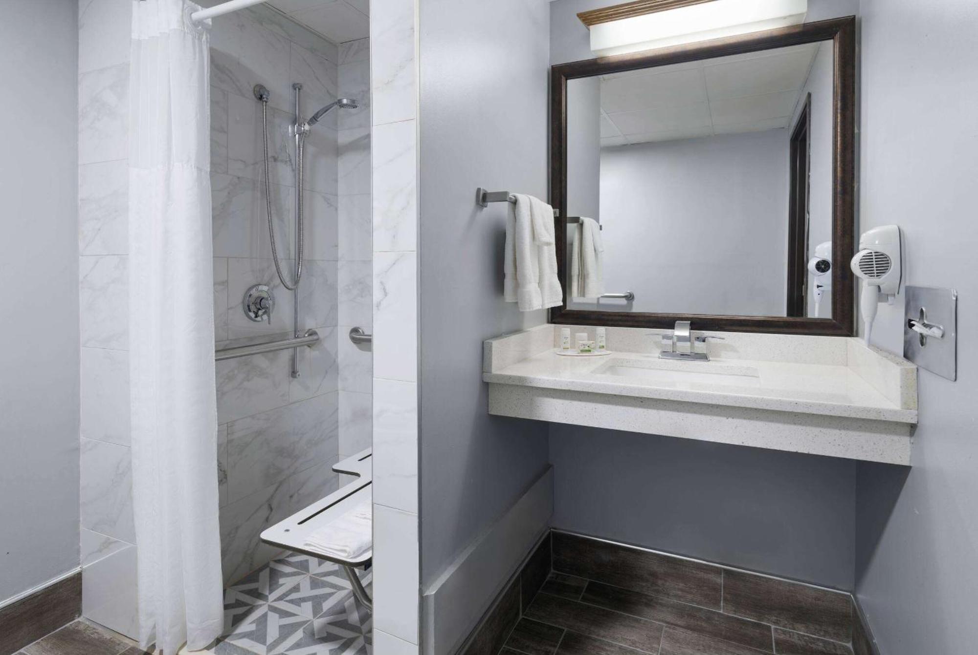 Americinn By Wyndham Stuart Bagian luar foto