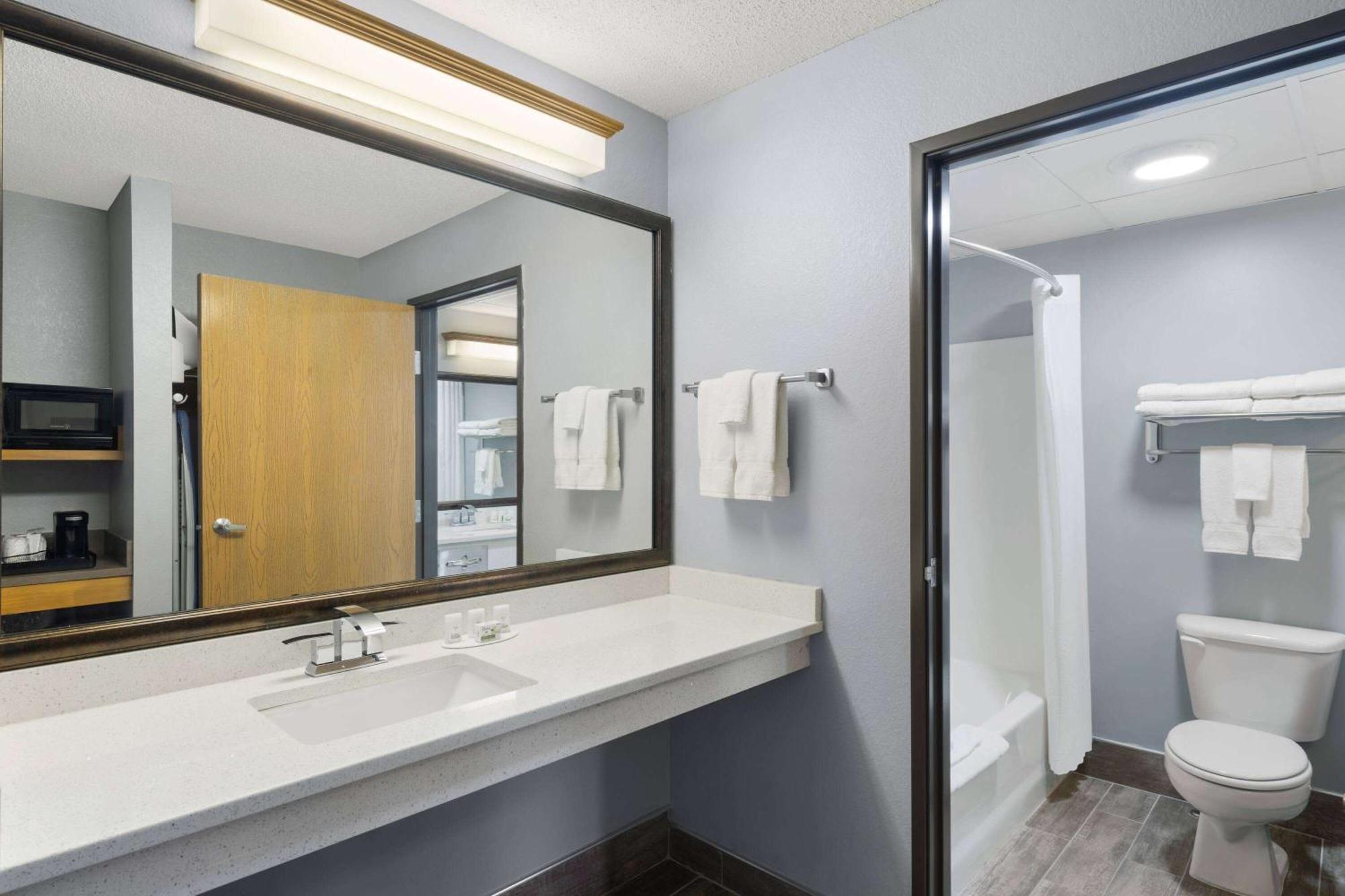 Americinn By Wyndham Stuart Bagian luar foto