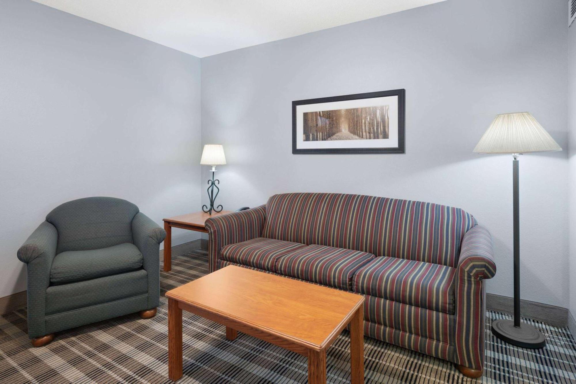 Americinn By Wyndham Stuart Bagian luar foto