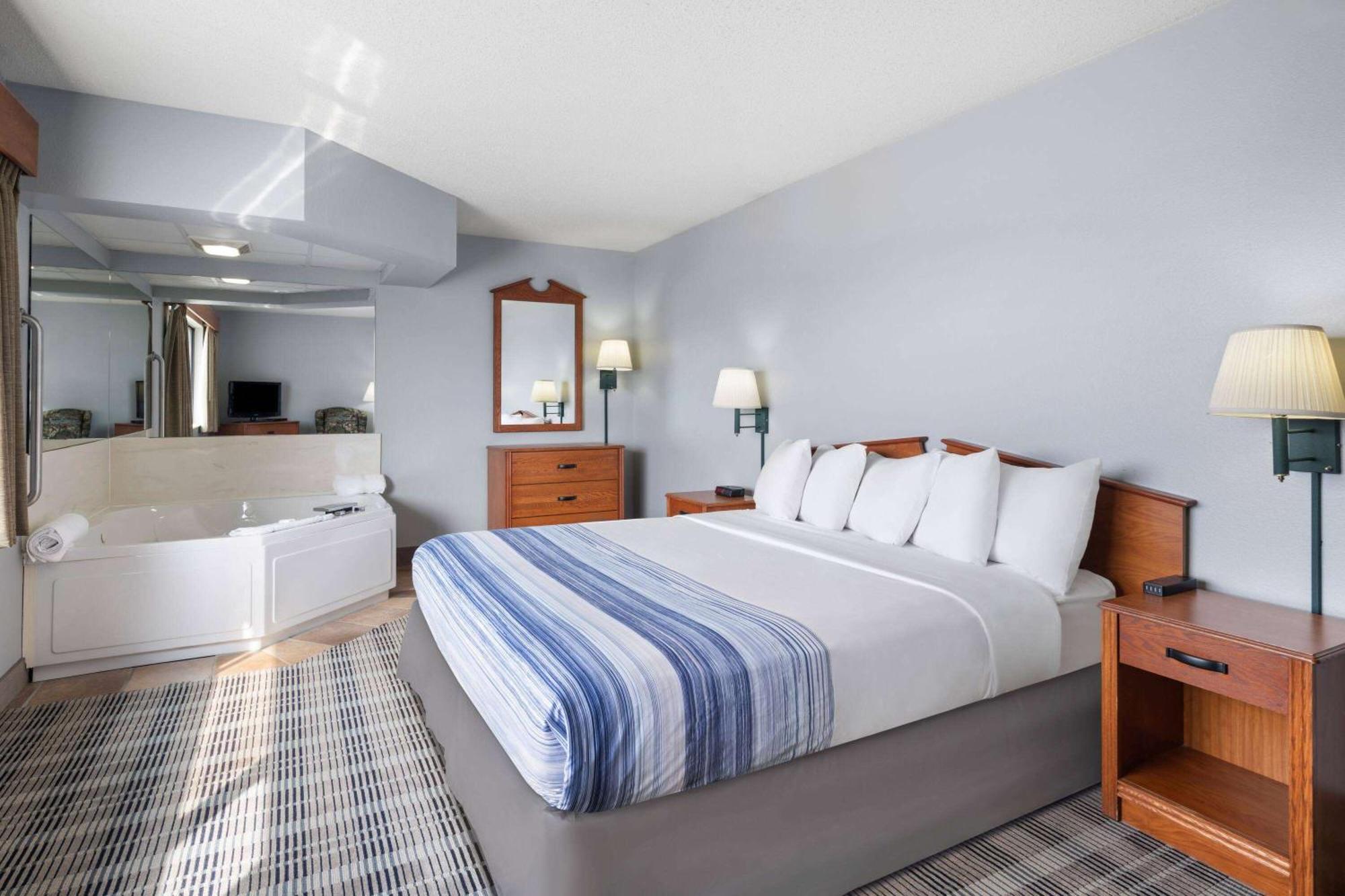 Americinn By Wyndham Stuart Bagian luar foto