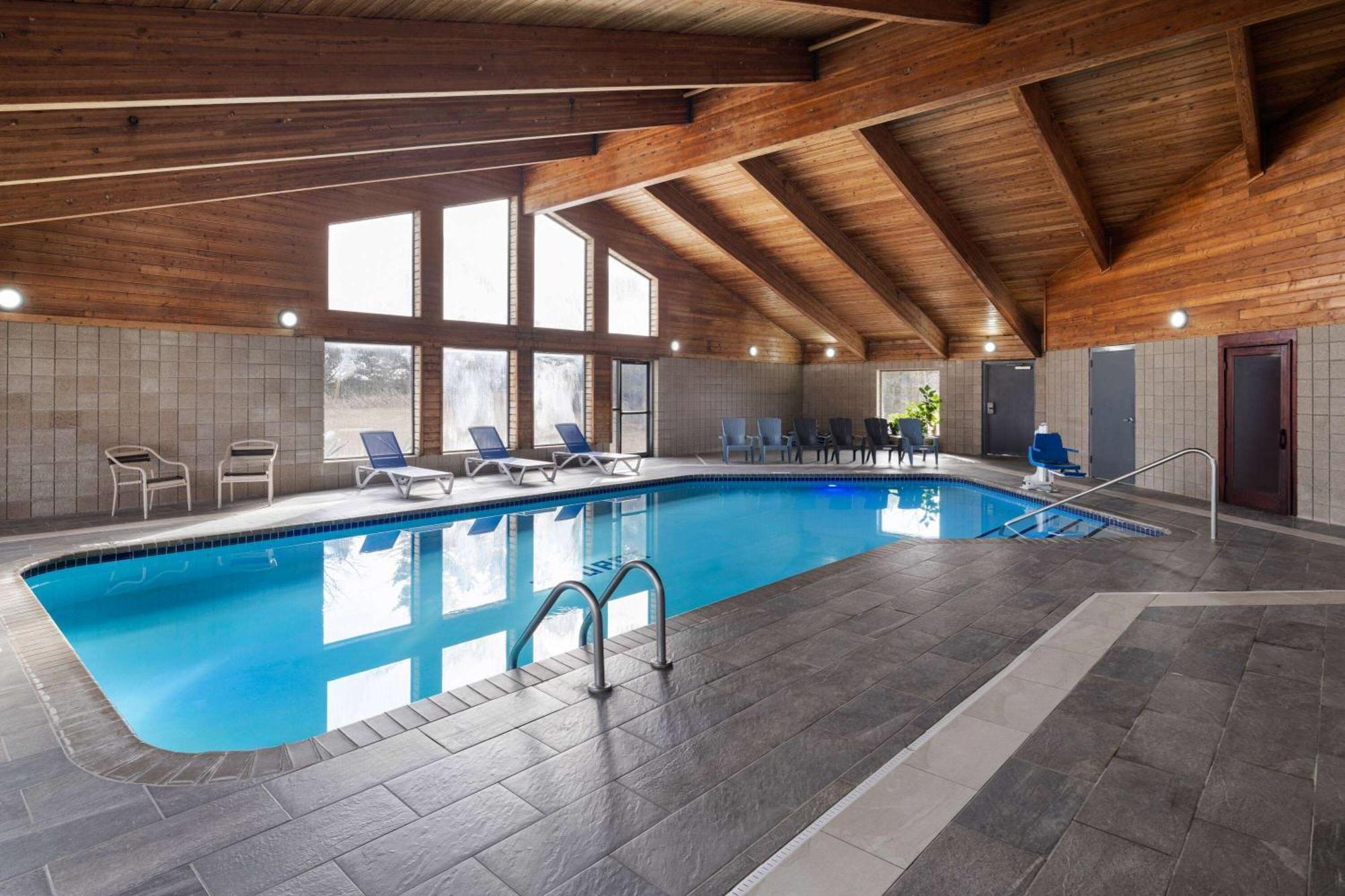 Americinn By Wyndham Stuart Bagian luar foto