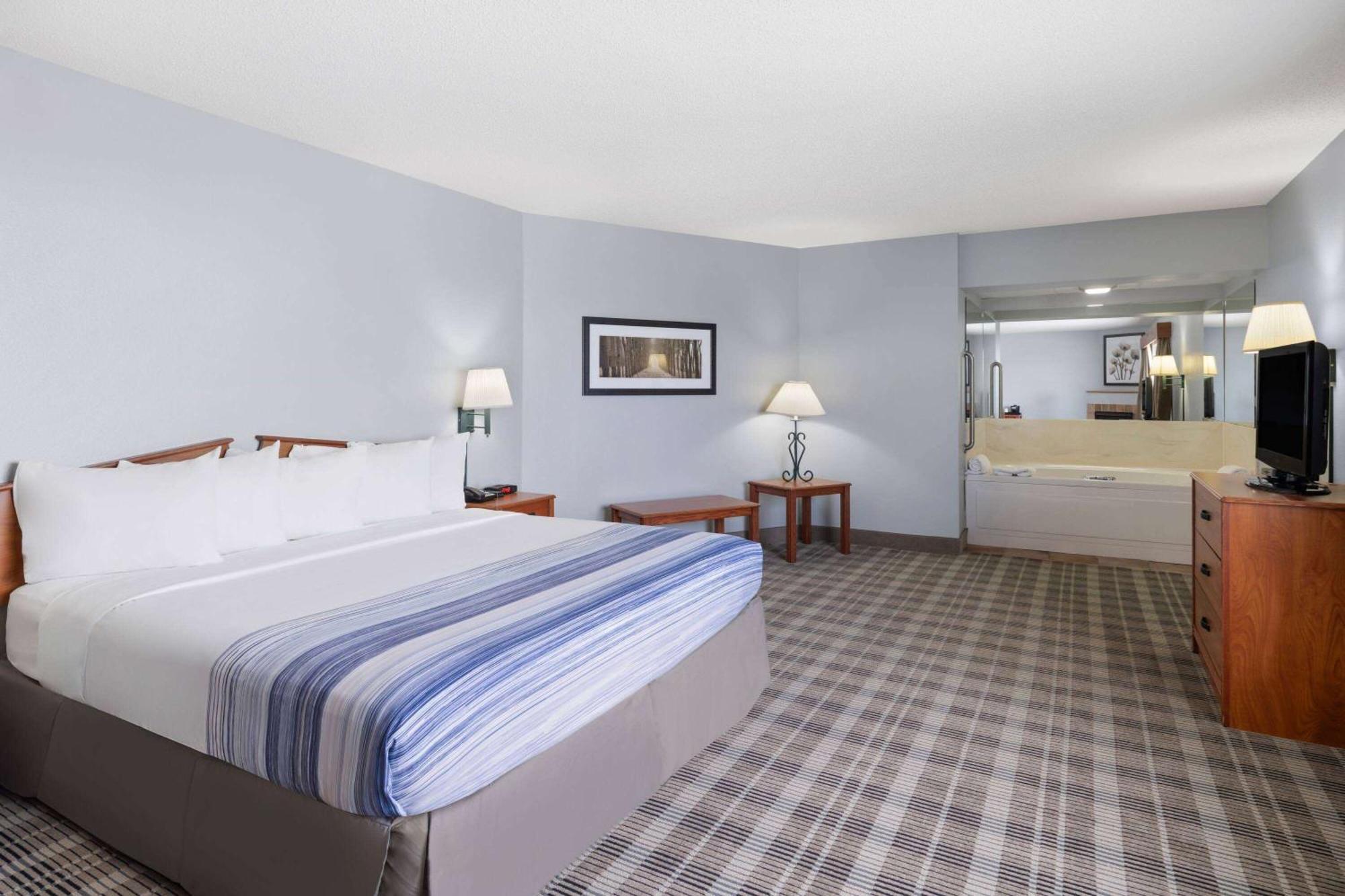 Americinn By Wyndham Stuart Bagian luar foto