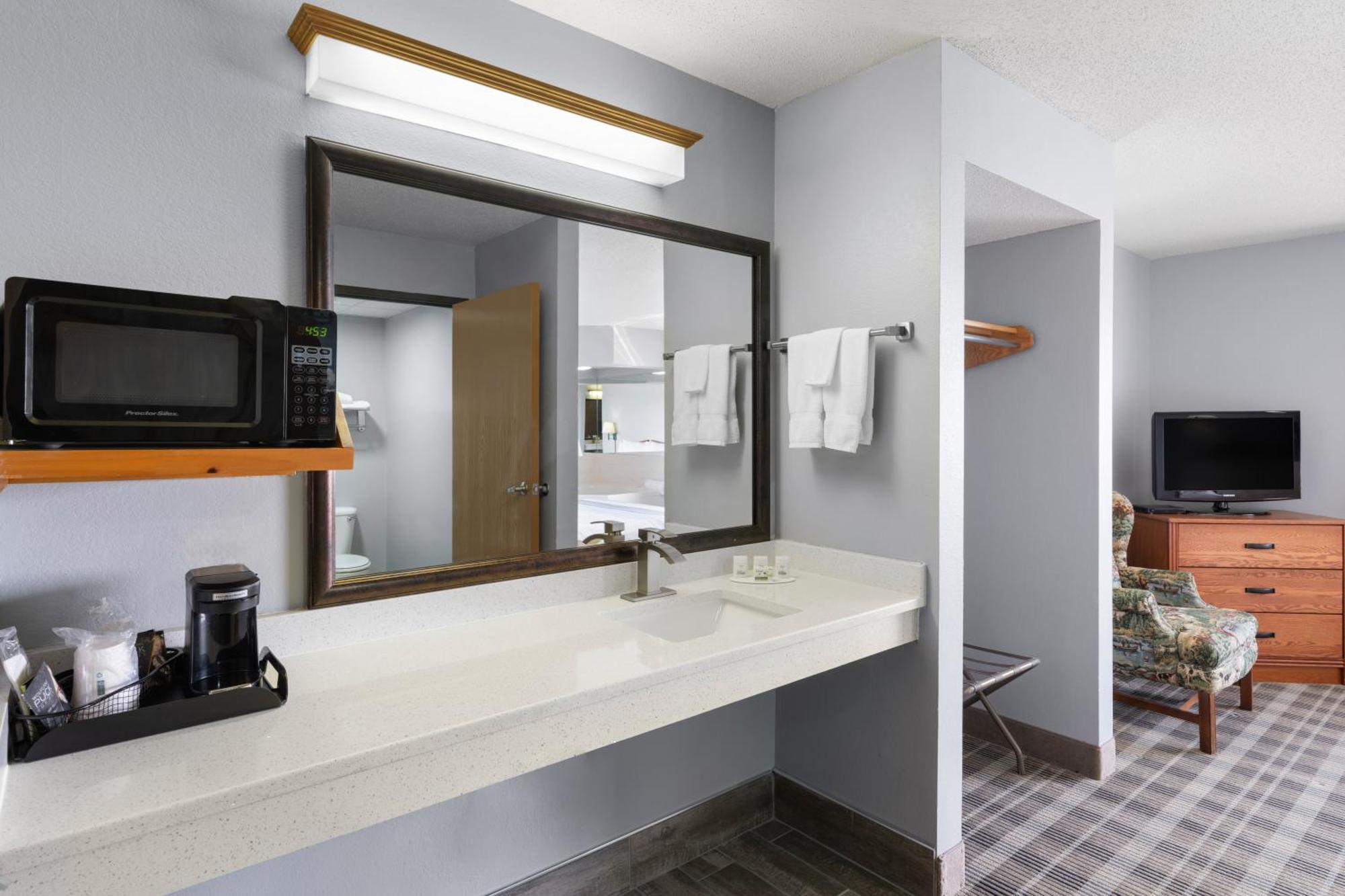 Americinn By Wyndham Stuart Bagian luar foto